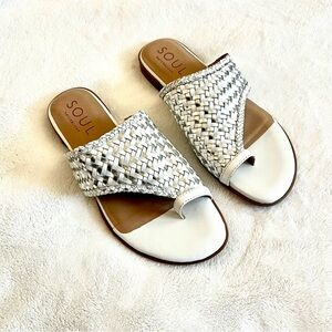 New women’s Soul Naturalizer Riley White and Silver flat Sandals 8M